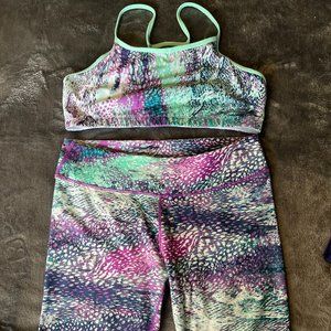 Fabletics 2 piece workout set - bra and capri leggings - size XL